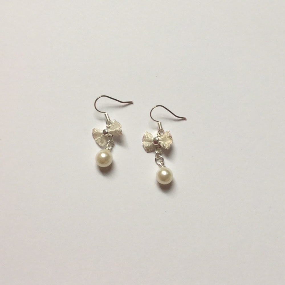Bow with pearl earrings